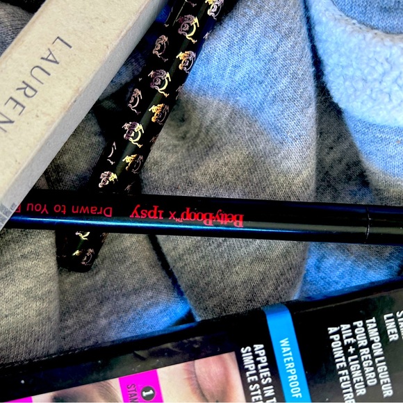 LAUREN CONRAD & OTHERS- 4 LIQUID LINERS! - Picture 3 of 5